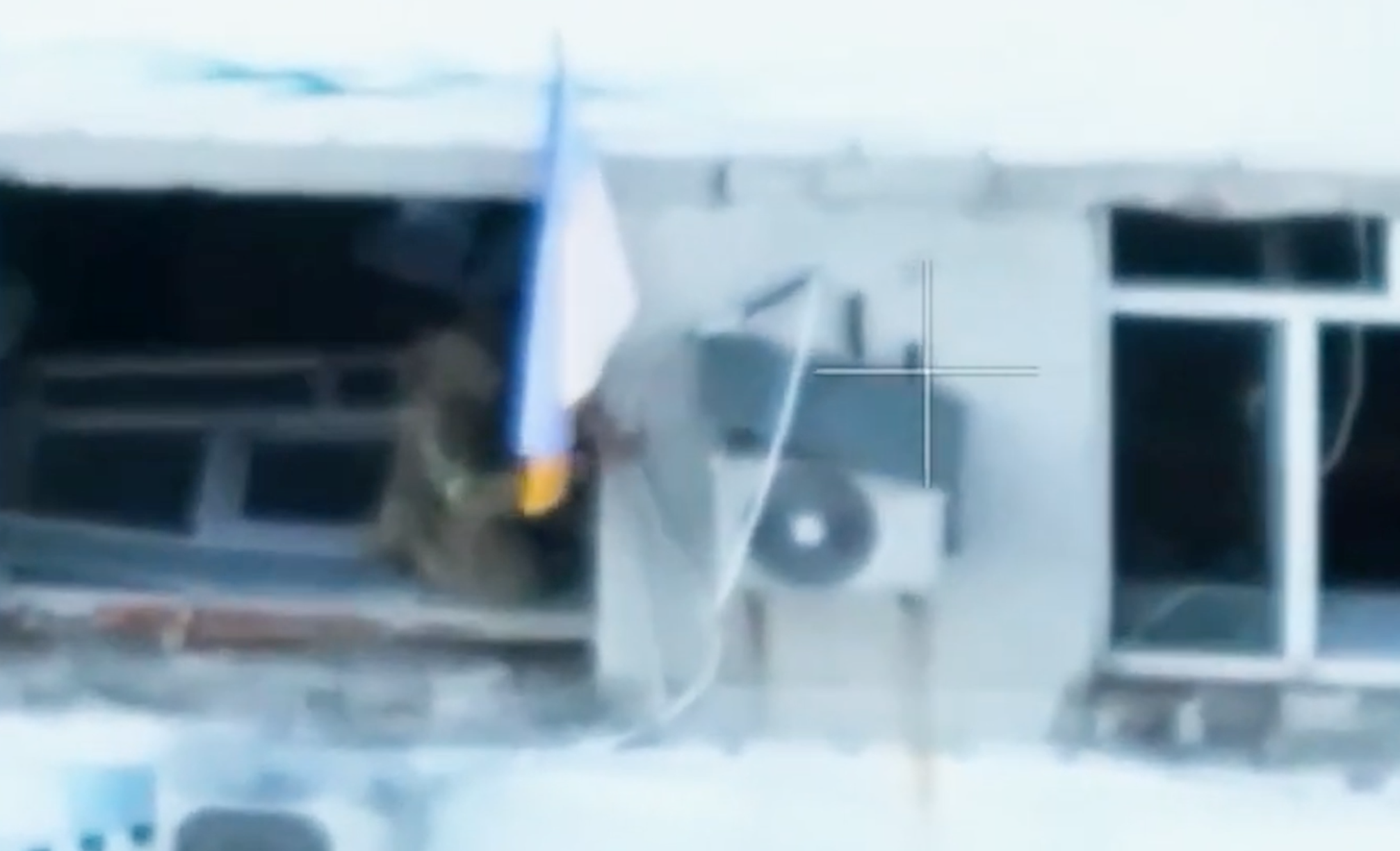 Issata la bandiera dell’Ucraina nel palazzo comunale di Pokrovsk Issata la bandiera dell’Ucraina nel palazzo comunale di Pokrovsk