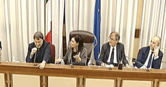 Copertina di Urla in commissione vigilanza Rai: Gasparri continua a interrompere Ranucci e viene rimproverato dalla presidente Floridia