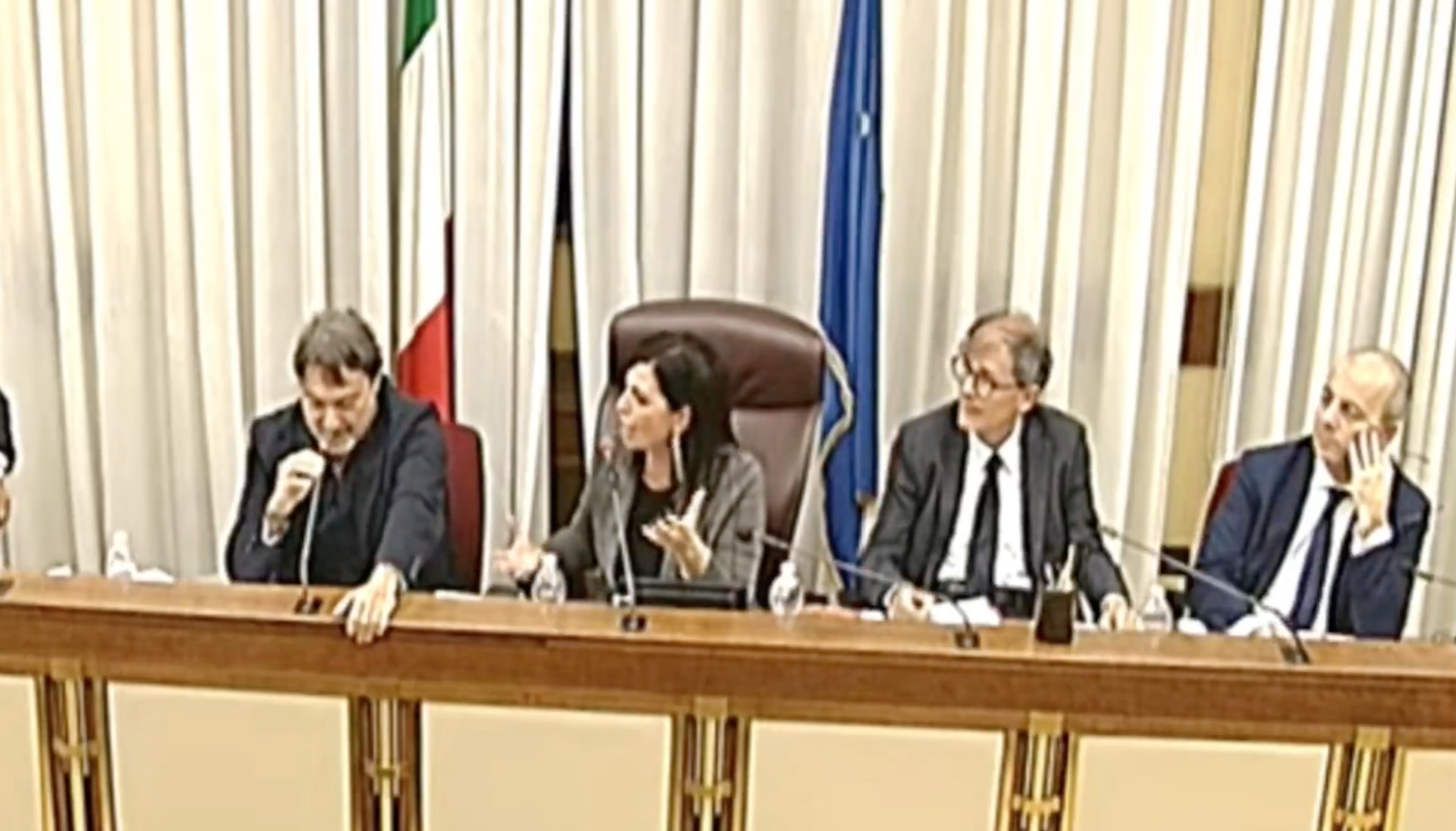 Urla in commissione vigilanza Rai: Gasparri continua a interrompere Ranucci e viene rimproverato dalla presidente Floridia Urla in commissione vigilanza Rai: Gasparri continua a interrompere Ranucci e viene rimproverato dalla presidente Floridia