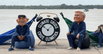 Copertina di Cop30, la protesta in Brasile: attivisti di Oxfam con le maschere giganti dei leader mondiali