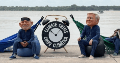 Copertina di Cop30, la protesta in Brasile: attivisti di Oxfam con le maschere giganti dei leader mondiali