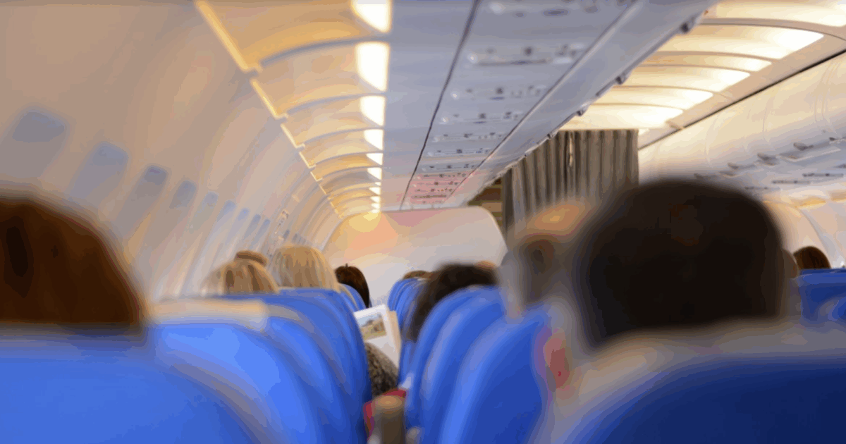 “Quando il passeggero accanto a me si è alzato ho visto la cacca sul sedile e su di lui, sono stato a ‘marinarmi’ nella puzza cinque ore”: la compagnia aerea si scusa e offre un risarcimento “Quando il passeggero accanto a me si è alzato ho visto la cacca sul sedile e su di lui, sono stato a ‘marinarmi’ nella puzza cinque ore”: la compagnia aerea si scusa e offre un risarcimento