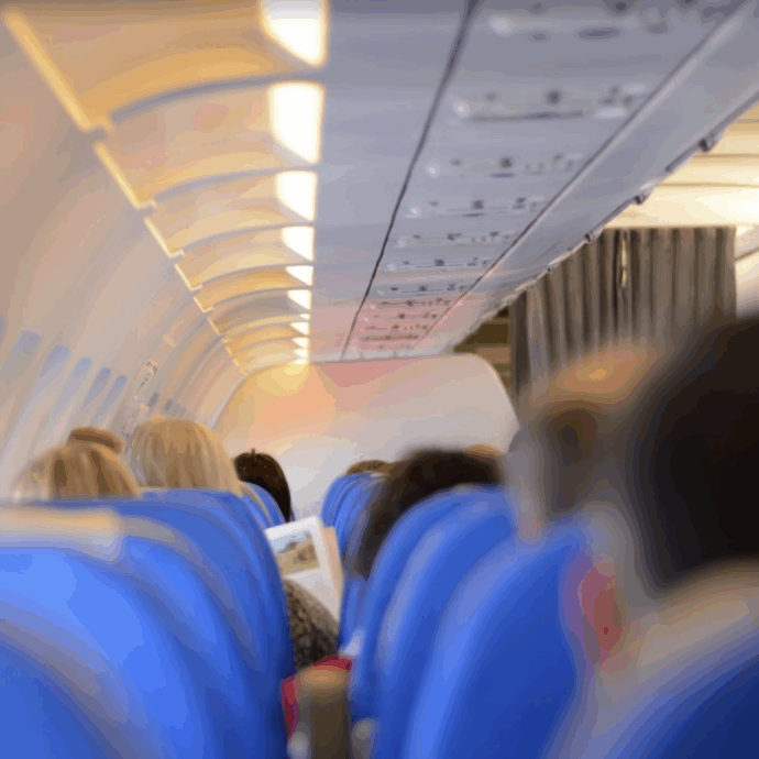 “Quando il passeggero accanto a me si è alzato ho visto la cacca sul sedile e su di lui, sono stato a ‘marinarmi’ nella puzza cinque ore”: la compagnia aerea si scusa e offre un risarcimento