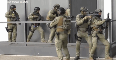 Copertina di Olimpiadi Milano-Cortina, il video delle teste di cuoio in azione: simulati attacchi terroristici a Roma e Milano