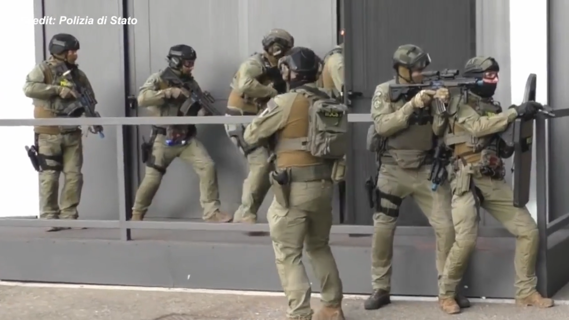 Olimpiadi Milano Cortina, il video delle teste di cuoio in azione: simulati attacchi terroristici a Roma e Milano Olimpiadi Milano Cortina, il video delle teste di cuoio in azione: simulati attacchi terroristici a Roma e Milano