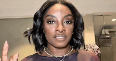 Copertina di “Ho fatto 3 interventi di chirurgia plastica e 2 di questi non li indovinereste mai”: così Simone Biles. Un fan rilancia: “Seno, il sedere e lifting agli occhi?” – VIDEO