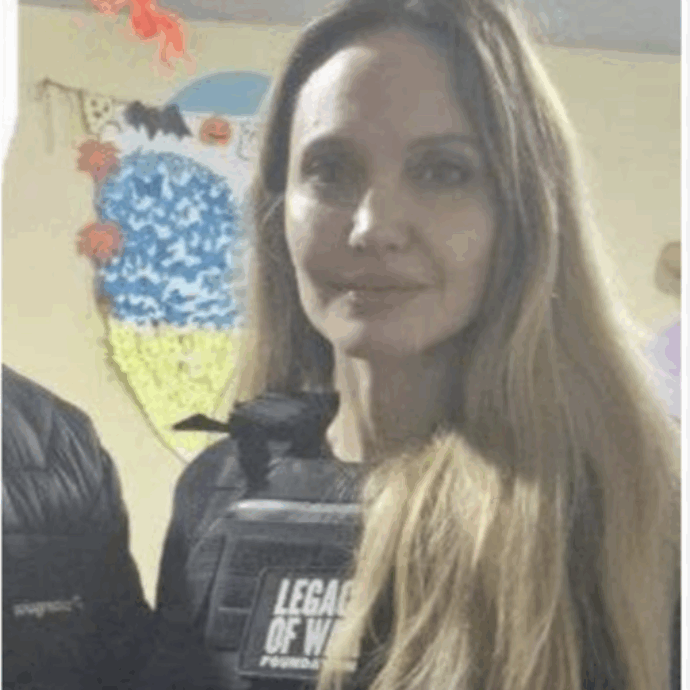 Angelina Jolie visita a sorpresa Kherson e l’esercito ucraino arresta la sua guardia del corpo: “È dovuta intervenire lei per farla liberare”