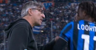 Copertina di Tensione tra Lookman e Juric: dopo la sostituzione lite e faccia a faccia. L’allenatore lo afferra per il braccio | Video