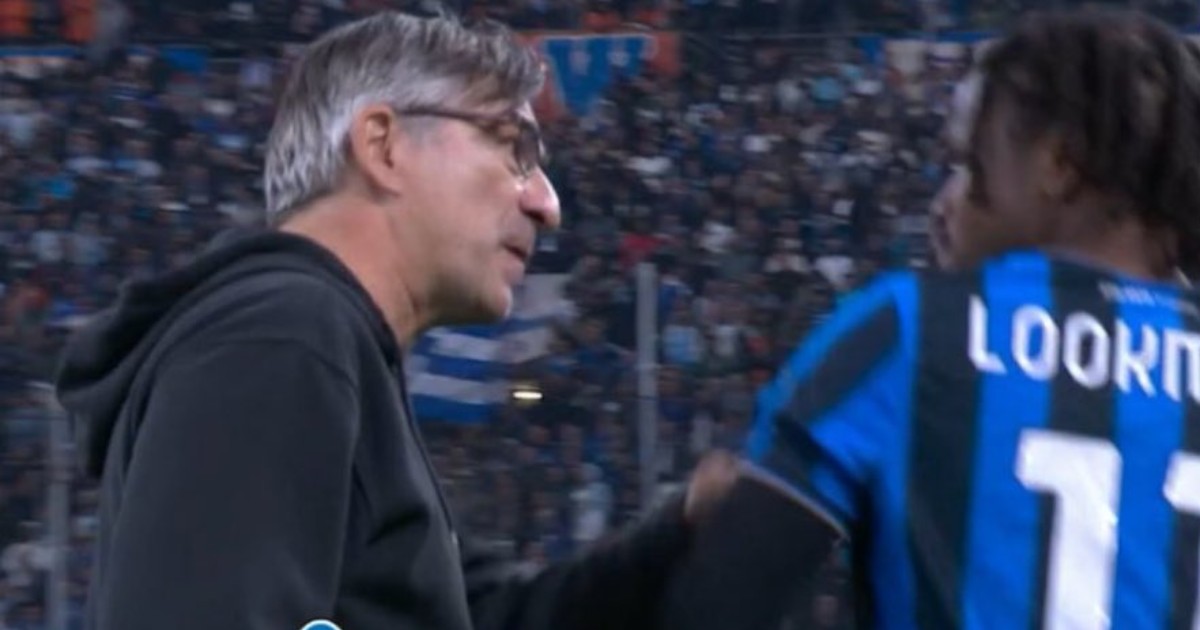 tensione tra lookman e juric dopo la sostituzione lite e faccia a faccia l8217allenatore lo afferra per il braccio video