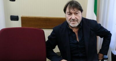 Copertina di La farsa è finita. Dopo tanta ipocrisia, la destra è tornata a odiare i giornalisti