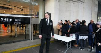 Copertina di “Abbiamo il diritto di comprare a poco prezzo, qui prendo a 4 euro dei pantaloni che altrove ne costano 25”: file chilometriche fuori dal primo negozio di Shein a Parigi