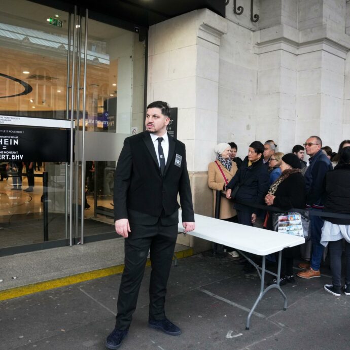 “Abbiamo il diritto di comprare a poco prezzo, qui prendo a 4 euro dei pantaloni che altrove ne costano 25”: file chilometriche fuori dal primo negozio di Shein a Parigi