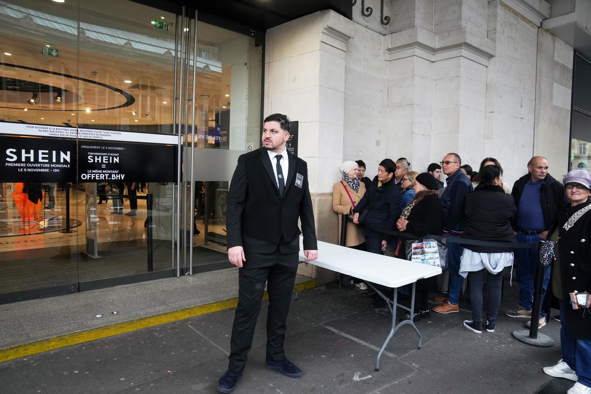 “Abbiamo il diritto di comprare a poco prezzo, qui prendo a 4 euro dei pantaloni che altrove ne costano 25”: file chilometriche fuori dal primo negozio di Shein a Parigi