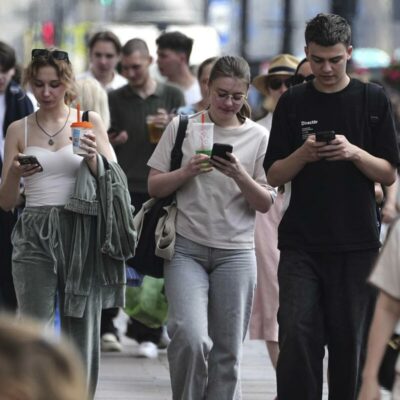 Copertina di Chat control, la proposta danese per rilanciare il negoziato: messaggi spiati solo se le piattaforme sono d’accordo