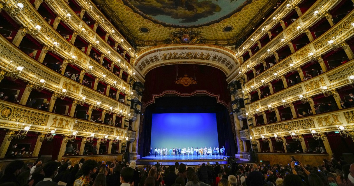 Un teatro che non sperimenta si inaridisce: il San Carlo di Napoli non deve rischiare Un teatro che non sperimenta si inaridisce: il San Carlo di Napoli non deve rischiare