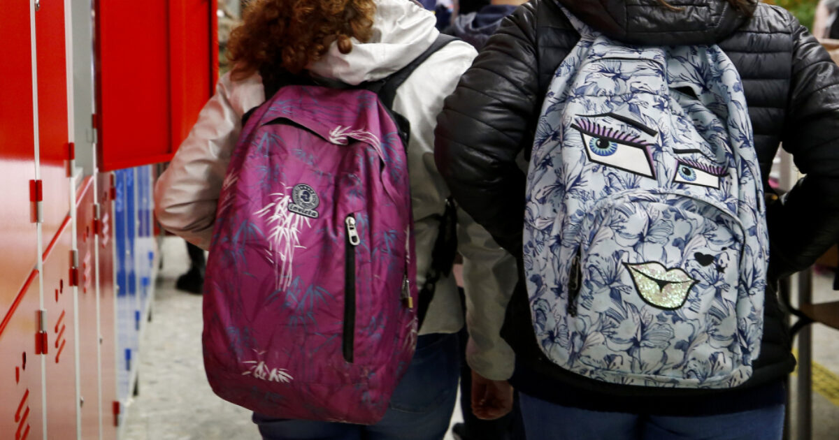 roma incappucciati lanciano bomba carta nella stanza del vicepreside e imbrattano la scuola con svastiche da Ilfattoquotidiano.it roma incappucciati lanciano bomba carta nella stanza del vicepreside e imbrattano la scuola con svastiche