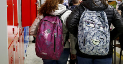 Copertina di Roma, incappucciati lanciano bomba carta nella stanza del vicepreside e imbrattano la scuola con svastiche