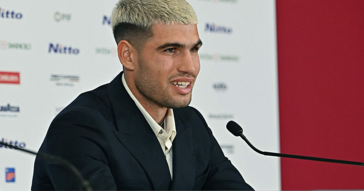 “Probabilmente le persone pensano che dobbiamo odiarci a vicenda, ma il nostro rapporto è diverso”: Alcaraz racconta la rivalità con Sinner