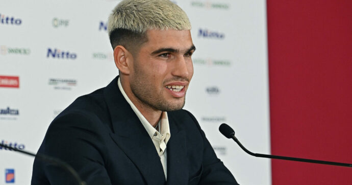 “Probabilmente le persone pensano che dobbiamo odiarci a vicenda, ma il nostro rapporto è diverso”: Alcaraz racconta la rivalità con Sinner