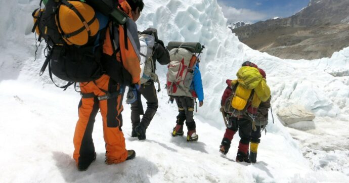 Nepal, sospese le ricerche degli alpinisti italiani: “La neve è troppo compatta”