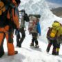 Copertina di Nepal, sospese le ricerche degli alpinisti italiani: “La neve è troppo compatta”