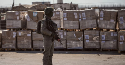 Copertina di Gaza, Israele chiude due valichi: “Bloccati gli ingressi degli aiuti umanitari”. Katz: “Distruggeremo fino all’ultimo tunnel di Hamas”