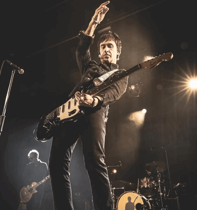 Siamo stati al live di Johnny Marr al Fabrique di Milano: tra una richiesta imprevista (‘suonaci Wonderwall’) e i classici degli Smiths, il ‘mago’ ha incantato il pubblico