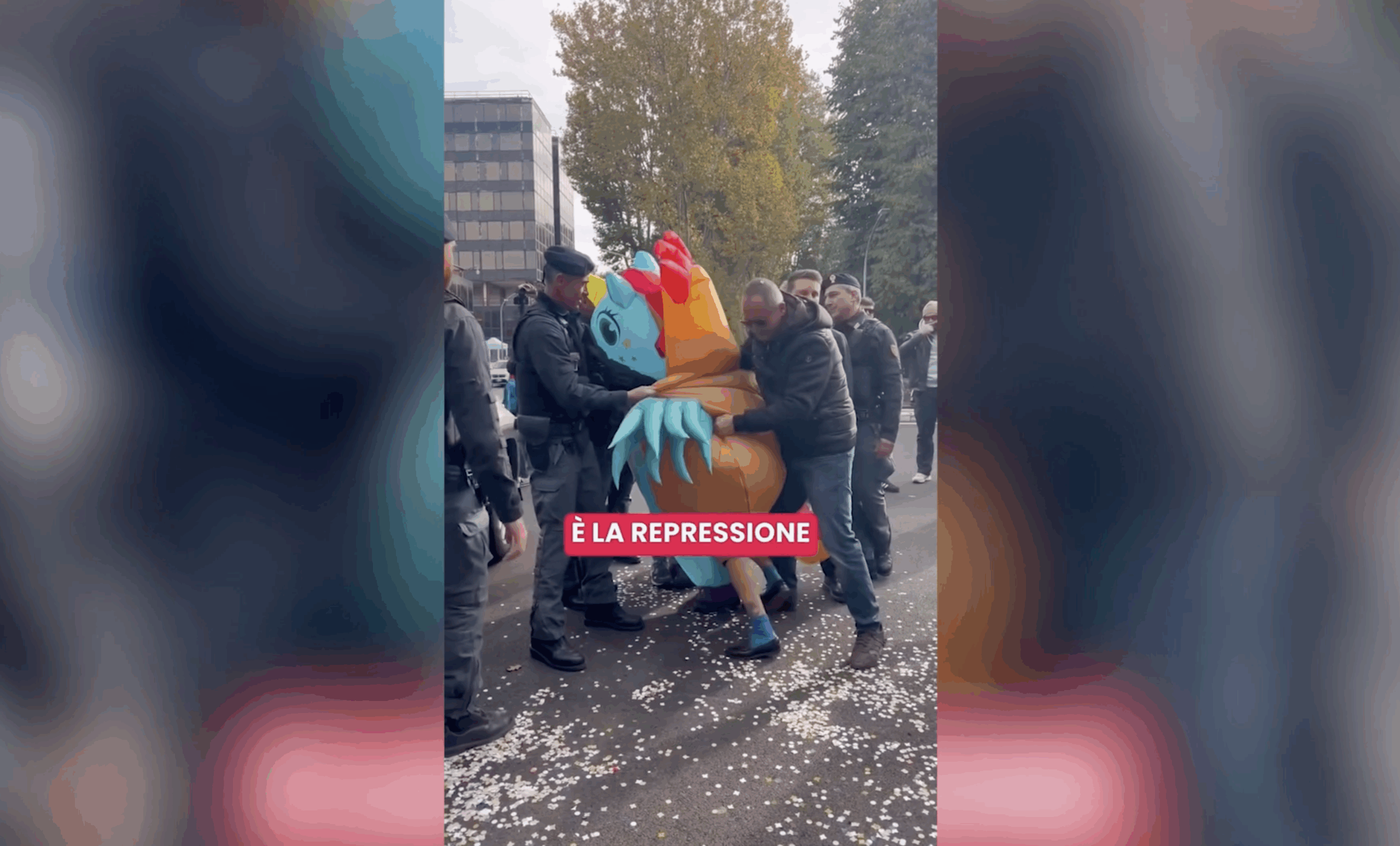 Attiviste vestite da gallina e unicorno alla Conferenza sulle dipendenze del governo: fermate dalla polizia Attiviste vestite da gallina e unicorno alla Conferenza sulle dipendenze del governo: fermate dalla polizia