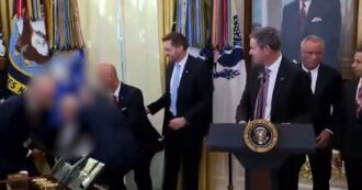 Attimi di paura alla Casa Bianca, uomo sviene accanto a Trump