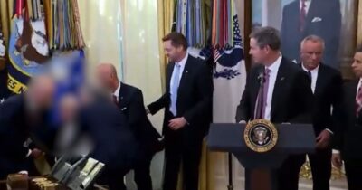 Copertina di Attimi di paura alla Casa Bianca, uomo sviene accanto a Trump durante una conferenza stampa – Video