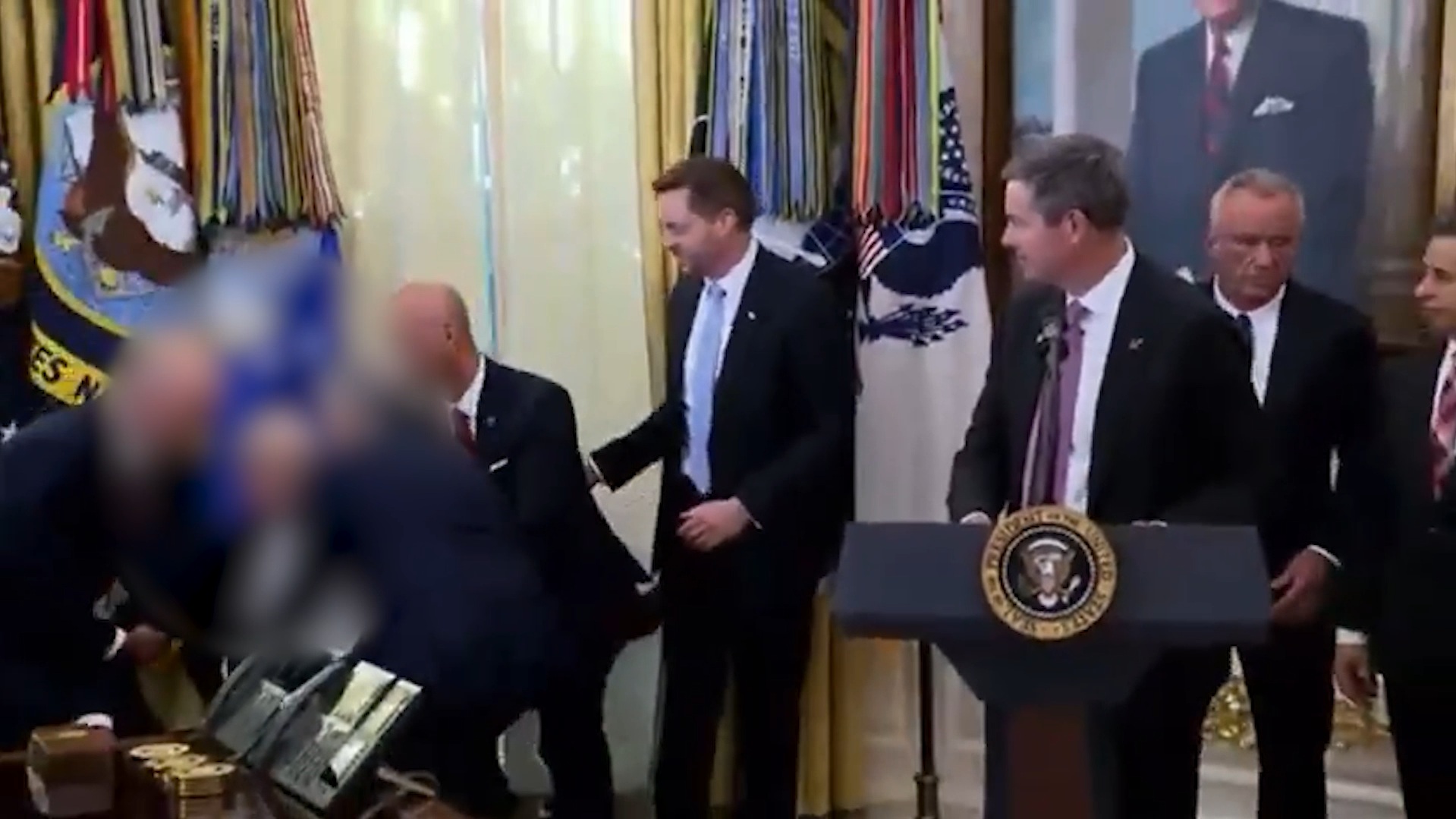 attimi di paura alla casa bianca uomo sviene accanto a trump durante una conferenza stampa 8211 video da Ilfattoquotidiano.it attimi di paura alla casa bianca uomo sviene accanto a trump durante una conferenza stampa 8211 video