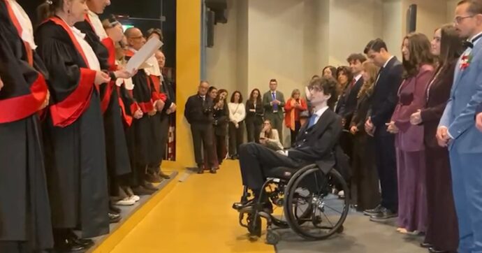 Tetraplegico dopo la bici lanciata dai Murazzi, si laurea in Medicina: la commozione dei professori – Video