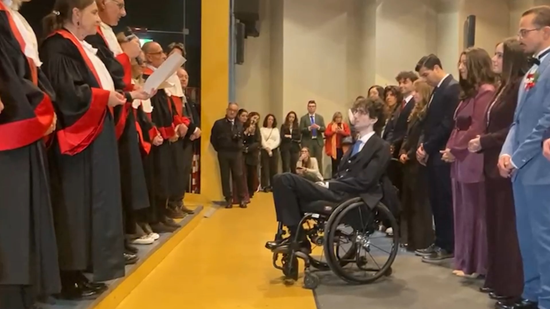 Tetraplegico dopo la bici lanciata dai Murazzi, si laurea in Medicina: la commozione dei professori – Video Tetraplegico dopo la bici lanciata dai Murazzi, si laurea in Medicina: la commozione dei professori – Video