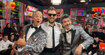 Copertina di “Sinner ha detto ‘ho paura del buio’ e almeno tre marchi di lampadari si sono fatti subito avanti”: le gag di Fiorello a La Pennicanza, dove arriva Cremonini con la canzone ‘Santa Pennicanza’