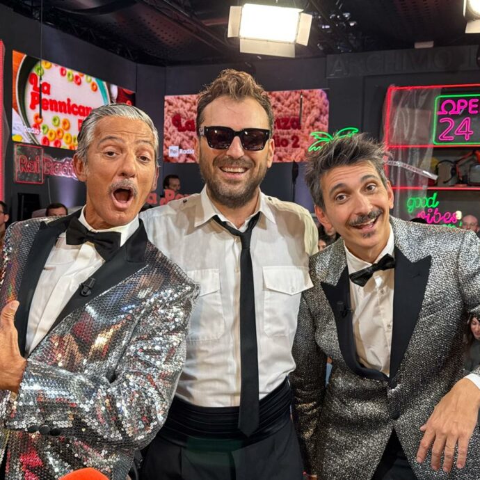 “Sinner ha detto ‘ho paura del buio’ e almeno tre marchi di lampadari si sono fatti subito avanti”: le gag di Fiorello a La Pennicanza, dove arriva Cremonini con la canzone ‘Santa Pennicanza’