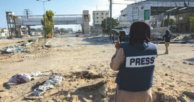 Copertina di Giornalisti in cerca di verità, l’unico modo per essere fuori dalla gabbia