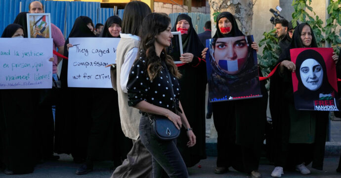 La Francia subisce la “strategia del baratto” dell’Iran: per riavere due connazionali deve rilasciare una donna accusata di apologia del terrorismo