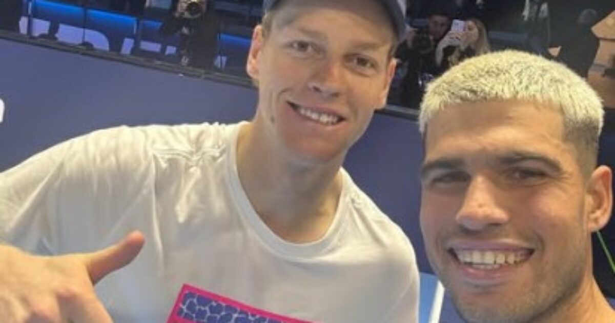 Sinner spesso a rete, Alcaraz discute con Ferrero, poi il selfie finale: le impressione dell’allenamento congiunto sul campo delle Atp Finals Sinner spesso a rete, Alcaraz discute con Ferrero, poi il selfie finale: le impressione dell’allenamento congiunto sul campo delle Atp Finals