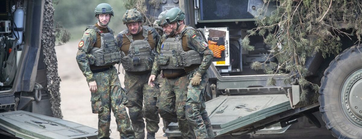 Copertina di La Germania si prepara alla guerra: 80mila soldati e 120mila riservisti in più, acquisti massicci di armi e riorganizzazione. “Entro il 2029 saremo l’esercito più forte d’Europa”