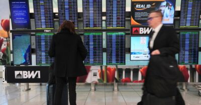 Copertina di Cancellati centinaia di voli negli Stati Uniti per lo shutdown: partenze e arrivi ridotti in 40 aeroporti