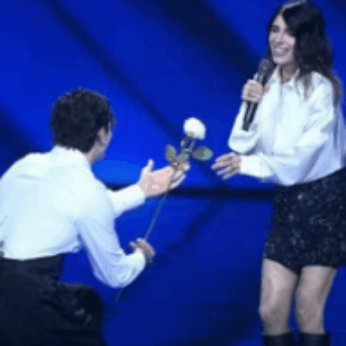 “Mi permettete di rubare trenta secondi per porgere un fiore alla nostra regina?”: così Achille Lauro chiede scusa a Giorgia. Cosa è accaduto