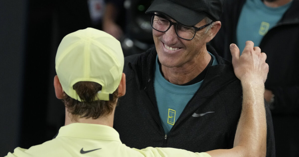 “Abbiamo fatto una scommessa, il mio futuro è nelle mani di Jannik. Voglio che faccia ciò che è meglio per lui”: Darren Cahill non lascia Sinner “Abbiamo fatto una scommessa, il mio futuro è nelle mani di Jannik. Voglio che faccia ciò che è meglio per lui”: Darren Cahill non lascia Sinner