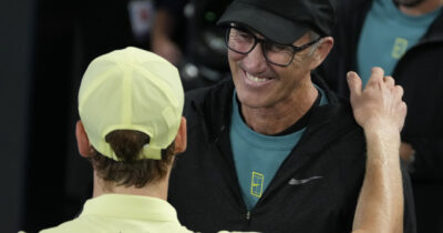 Copertina di “Abbiamo fatto una scommessa, il mio futuro è nelle mani di Jannik. Voglio che faccia ciò che è meglio per lui”: Darren Cahill non lascia Sinner