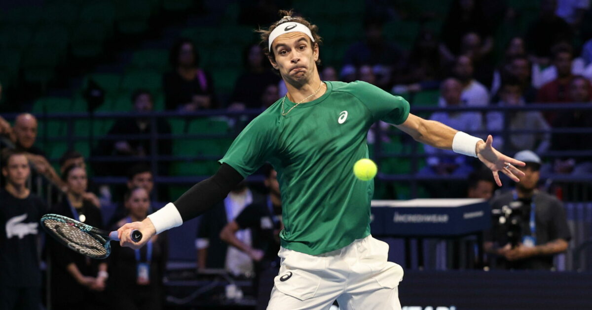 Musetti perde una finale folle ad Atene, ma sarà alle Atp Finals. La frase di Djokovic a rete: “Non vado a Torino” Musetti perde una finale folle ad Atene, ma sarà alle Atp Finals. La frase di Djokovic a rete: “Non vado a Torino”