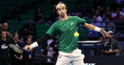 Copertina di Musetti perde una finale folle ad Atene, ma sarà alle Atp Finals. La frase di Djokovic a rete: “Non vado a Torino”