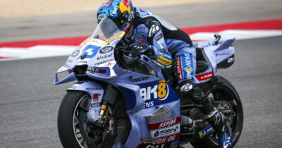 Copertina di MotoGp Portogallo, Alex Marquez vince la Sprint a Portimao. Bezzecchi guadagna su Bagnaia | Ordine d’arrivo e nuova classifica