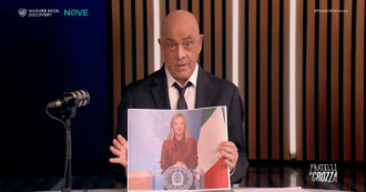 Copertina di Crozza veste i panni di Minniti tra “virgolette” e metafore esalta Giorgia Meloni: “È come Cenerentola, ha trasformato l’Italia che era una zucca”