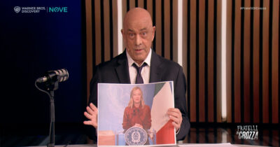 Copertina di Crozza veste i panni di Minniti tra “virgolette” e metafore esalta Giorgia Meloni: “È come Cenerentola, ha trasformato l’Italia che era una zucca”