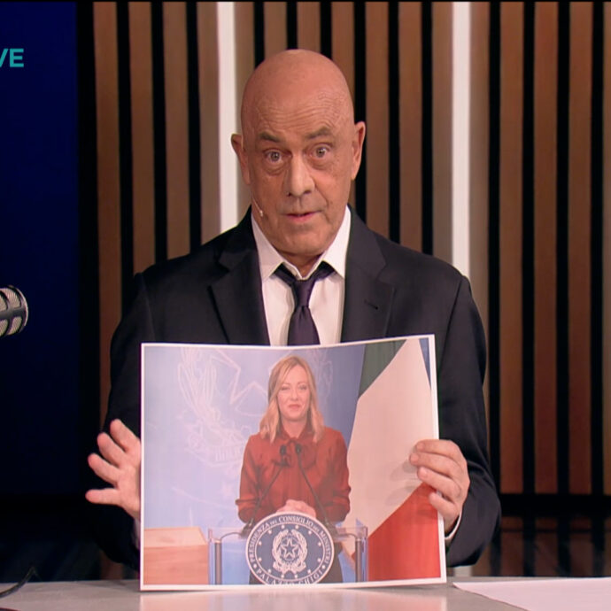 Crozza veste i panni di Minniti tra “virgolette” e metafore esalta Giorgia Meloni: “È come Cenerentola, ha trasformato l’Italia che era una zucca”