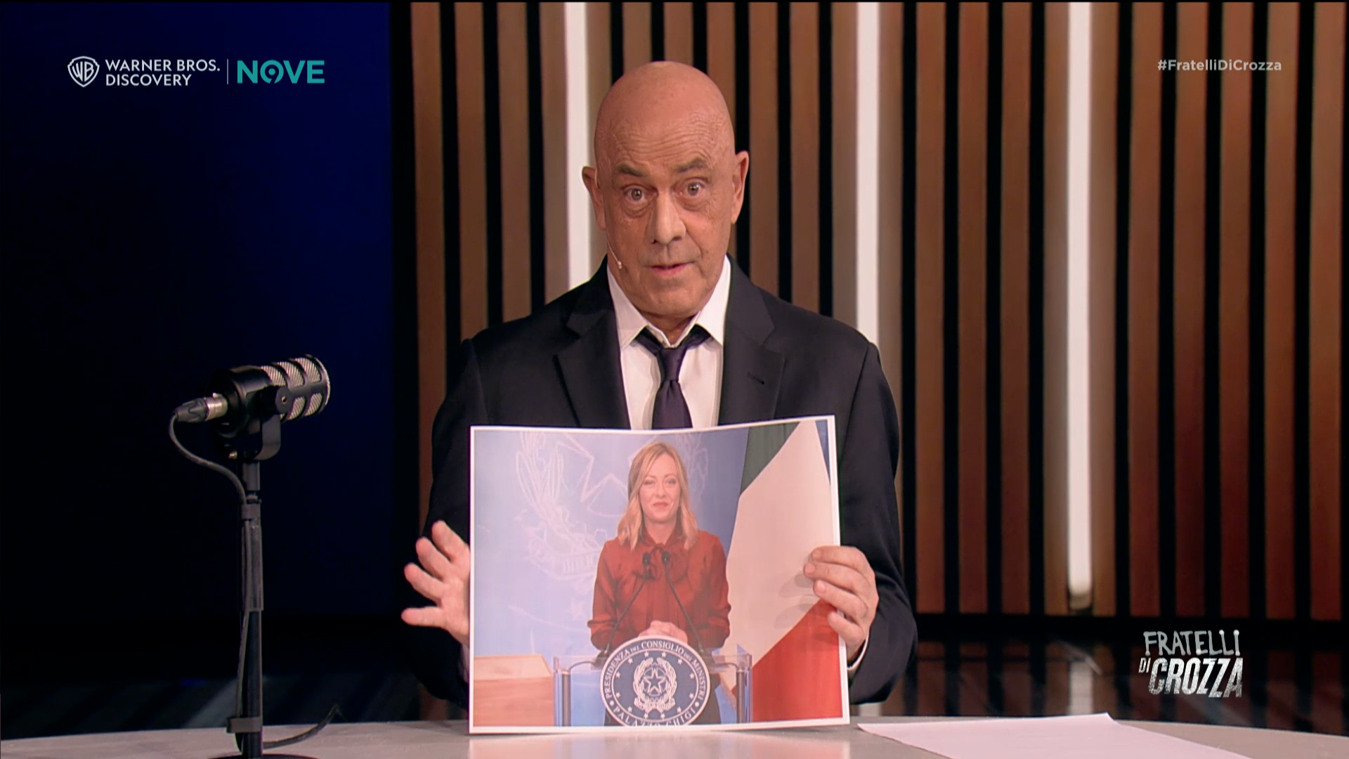 Crozza veste i panni di Minniti tra “virgolette” e metafore esalta Giorgia Meloni: “È come Cenerentola, ha trasformato l’Italia che era una zucca” Crozza veste i panni di Minniti tra “virgolette” e metafore esalta Giorgia Meloni: “È come Cenerentola, ha trasformato l’Italia che era una zucca”